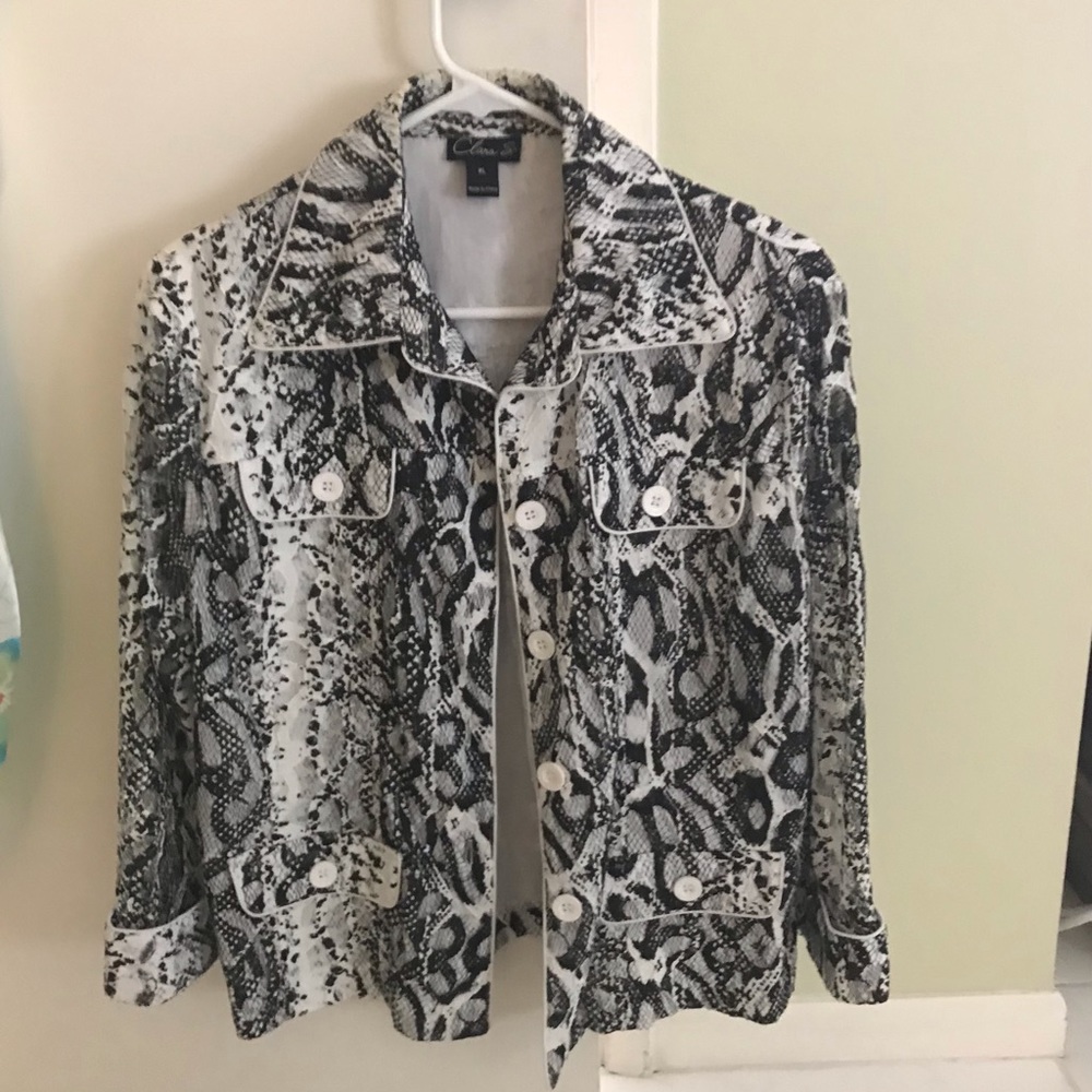 summer light weight Lacy great black & white jacket.LIKE NEW- WOW!